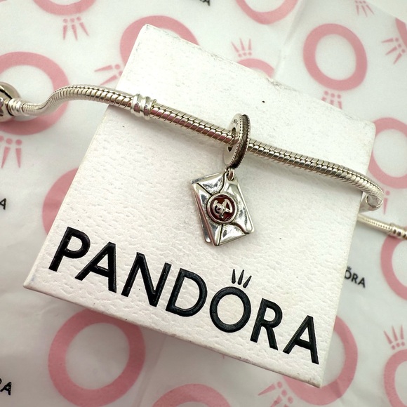 Pandora Harry Potter, Hogwarts Acceptance Letter Dangle Charm - Picture 1 of 3